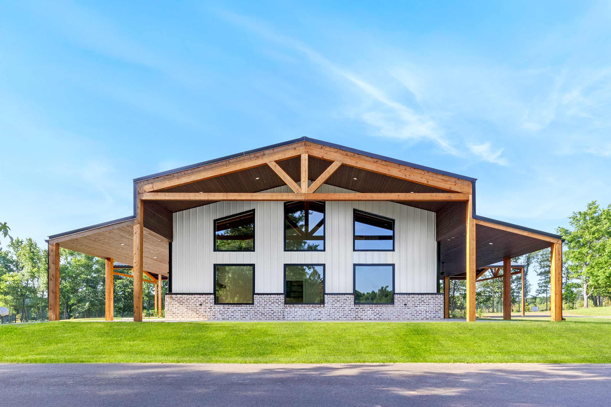 Modern-Barndominium-Estate-07