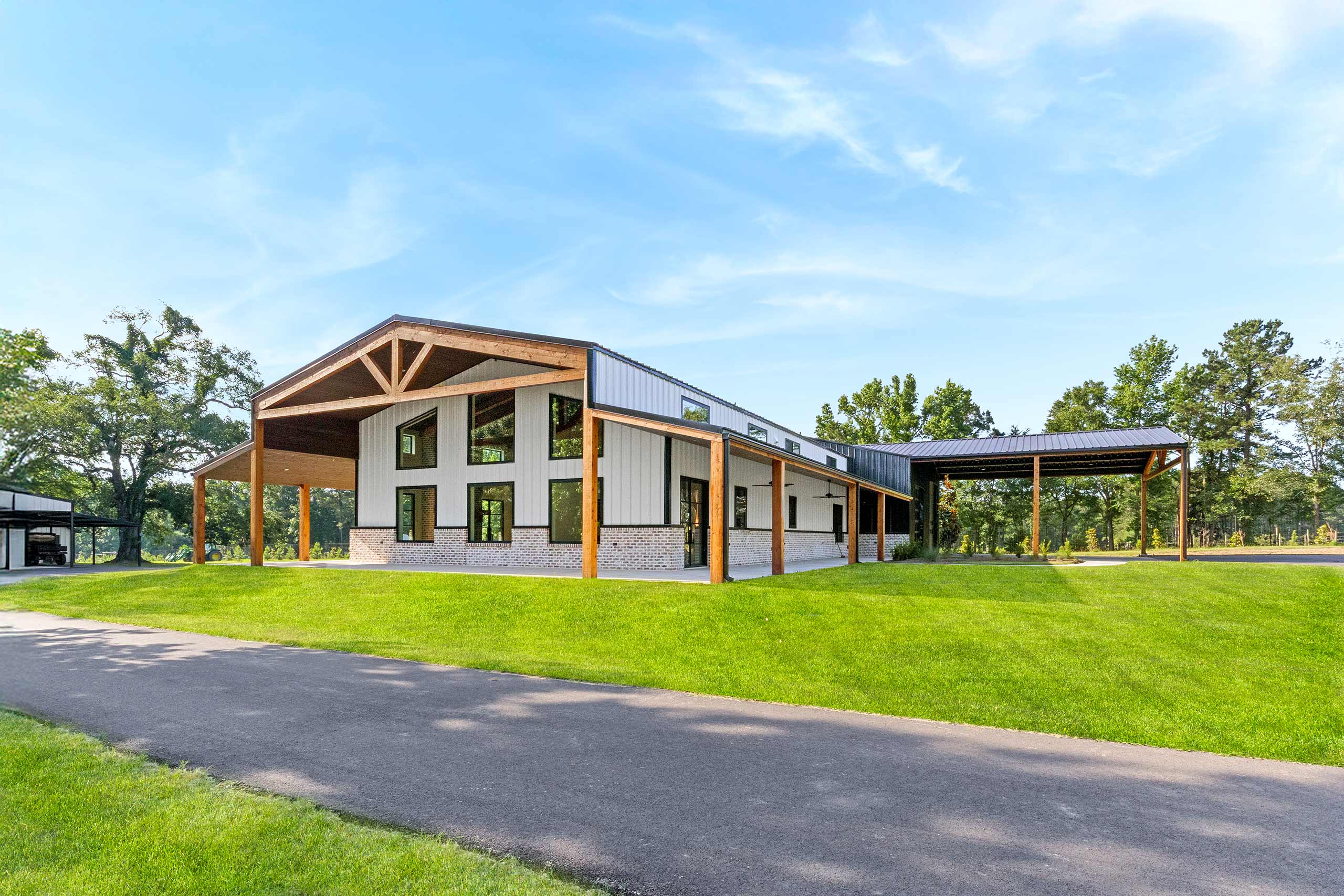 Modern-Barndominium-Estate-08