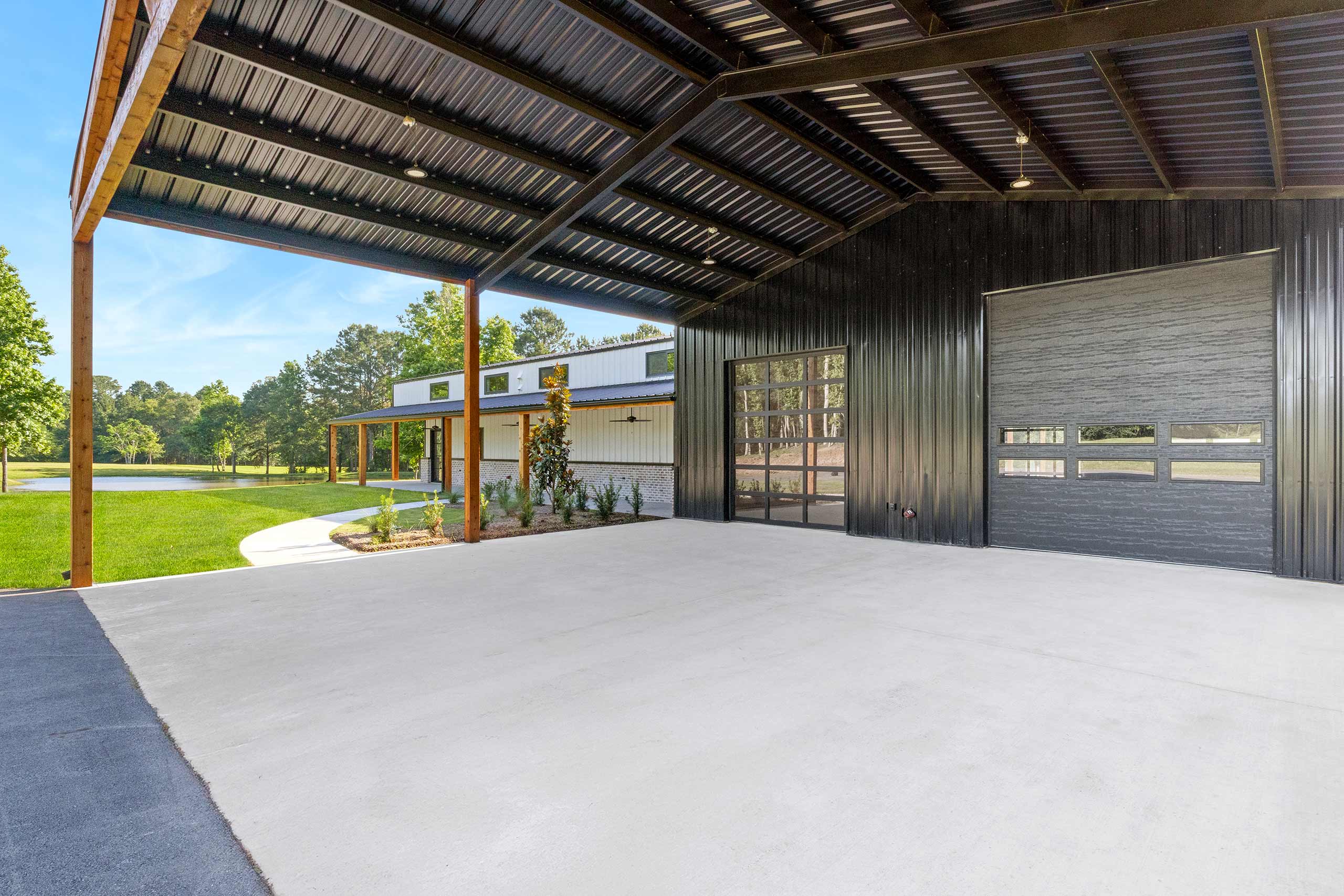 Modern-Barndominium-Estate-09