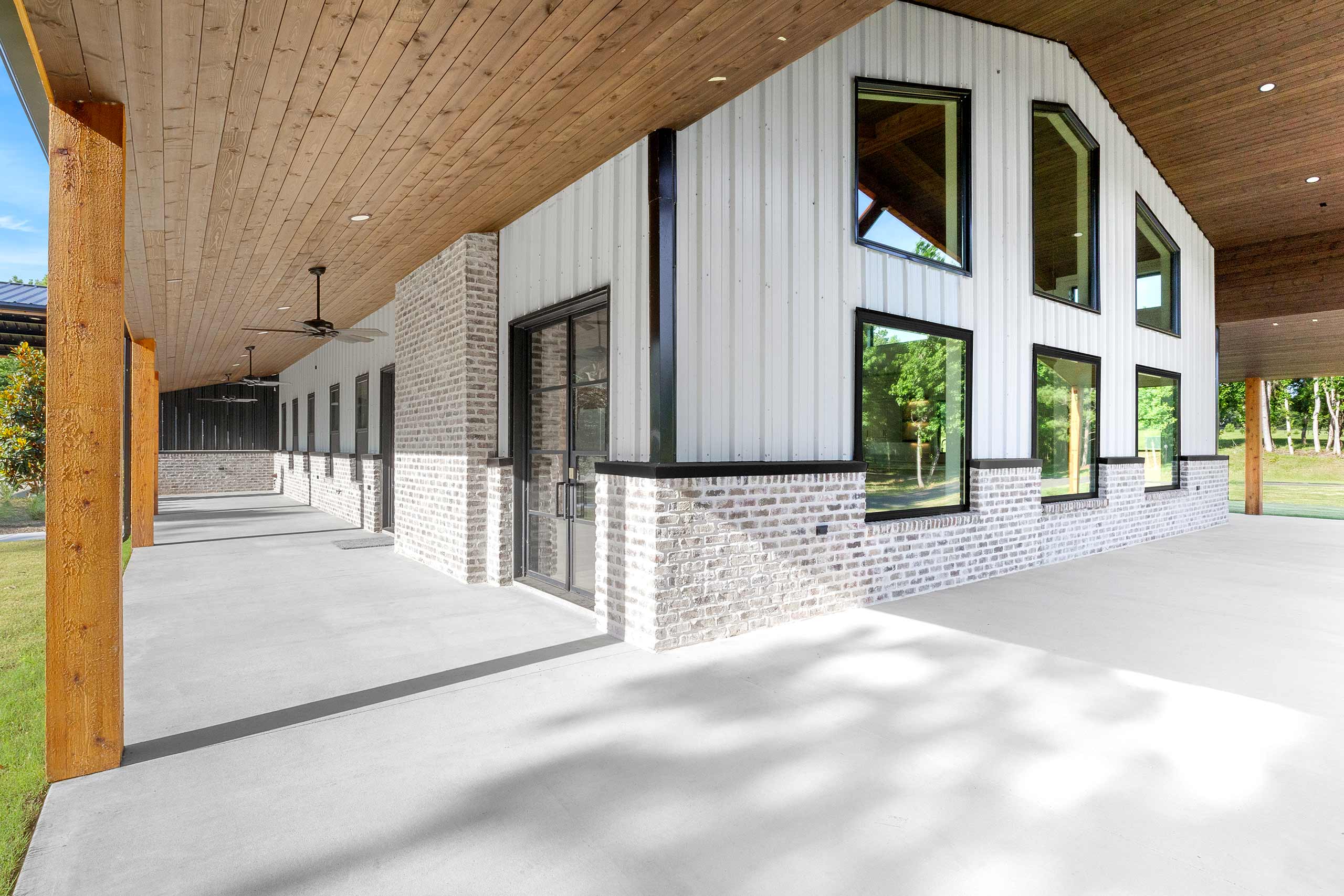 Modern-Barndominium-Estate-12
